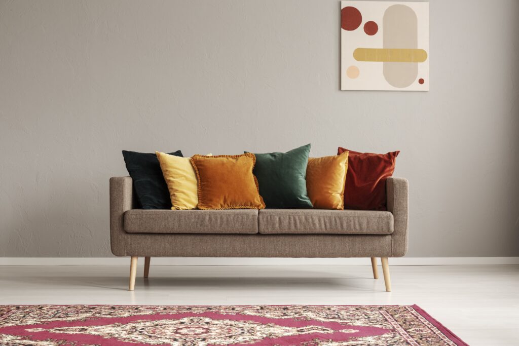 Sofa feito com pecinhas de montar coloridas 